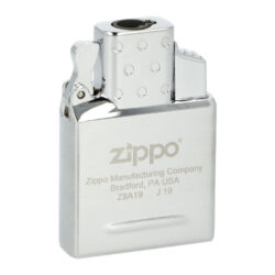 Zippo plynový insert do zapalovače, 1x Jet - Zippo plynový insert do benzínového zapalovače. Originální plynová vložka Zippo s jednou tryskou je vhodná pro všechny klasické benzínové zapalovače Zippo - není určena pro dámské slim zapalovače Zippo. Kovový plynový insert Zippo je v lesklém chromovém provedení. Na spodní straně najdeme plnící plynový ventil a ovládání intenzity plamene. Jednoduše vyndáte původní benzínovou vložku, vsunete vložku plynovou a turbo zapalovač je na světě ve stejném Vámi oblíbeném designu benzínového zapalovače Zippo. Plynový insert je dodávaný nenaplněný v originální krabičce. Rozměry vložky 5,2x3,6x1,2cm.