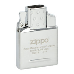 Zippo plynový insert do zapalovače, 2x Jet - Zippo plynový insert do benzínového zapalovače. Originální plynová vložka Zippo s dvěma tryskami je vhodná pro všechny klasické benzínové zapalovače Zippo - není určena pro dámské slim zapalovače Zippo. Kovový plynový insert Zippo je v lesklém chromovém provedení. Na spodní straně najdeme plnící plynový ventil a ovládání intenzity plamene. Jednoduše vyndáte původní benzínovou vložku, vsunete vložku plynovou a turbo zapalovač je na světě ve stejném Vámi oblíbeném designu benzínového zapalovače Zippo. Plynový insert je dodávaný nenaplněný v originální krabičce. Rozměry vložky 5,2x3,6x1,2cm.
