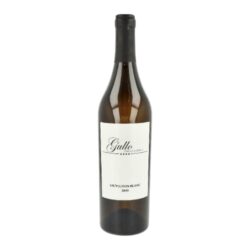 Víno Gullo Sauvignon Blanc 2019 14%, 0,75l, bílé - Italské víno Gullo Sauvignon Blanc 2019. Toto jedinečné suché bílé víno slámově žluté barvy oplývá charakteristickým aroma s jemnými odlesky zelených paprik. Ve vůni najdete elegantní a vyváženou kombinaci šalvěje, akátu a peckového ovoce. V ústech je víno krásně svěží s tóny čerstvých citrusů, bílé broskve a příjemnou kyselinou. GULLO VINI - Rodinná tradice v obchodování s vínem v Kalábrii již od roku 1980 ve třech generacích. Celoročně příznivé počasí slunné oblasti pod Lamezie Terme podporuje skvělou příležitost pro zrání všech hroznů. Usilovná práce vinařů pak dává všem vínům typický odlesk slunce a bohatou zemitou chuť. Jednoduše typická Kalábrie. Balení: láhev, 0,75L.

Obsah alkoholu: 14%
Rok výroby: 2019
Výrobce: Gullo Italy GmbH
Vinařská oblast: Kalábrie, Itálie
