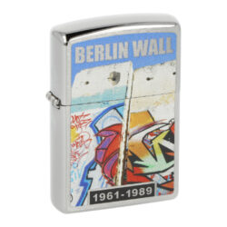 Zapalovač Zippo Berlin Wall Colored, broušený - Benzínový zapalovač Zippo Berlin Wall Colored. Kvalitní zapalovač Zippo s broušeným chromovým povrchem. Přední strana je zdobena tištěným barevným motivem Berlin Wall 1961 - 1989. Zapalovač je dodávaný v originální krabičce s logem. Zapalovače Zippo nejsou při dodání naplněné benzínem. Originální příslušenství benzín Zippo, kamínky, knoty a vata do zapalovače Zippo, zajistí správné fungování benzínové zapalovače. Na mechanické závady zapalovače poskytuje Zippo doživotní záruku. Tuto záruku můžete uplatnit přímo u nás. Zapalovače jsou vyrobené v USA, Original Zippo® Bradford.