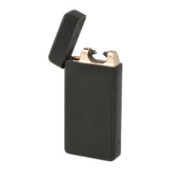 USB zapalovač FARO Arc black - Plazmový USB zapalovač s elektrickým zapalováním. Kovový USB zapalovač Faro Arc Black využívá k zapálení plazmový oblouk namísto tradičního plynu, který vznikne elektrickým výbojem. Zapalovač je v matném černém provedení s jemně strukturovaným povrchem. Plazmový zapalovač se zapálí otevřením horního krytu a překlopením zapalovače do stran. Opětovným zavřením krytu zapalovač zhasneme. Na boční straně najdeme modrou LED kontrolku, která indikuje blikáním vybití integrované baterie. Při nabíjení tato kontrolka svítí trvale, při plném dobití zhasne. V spodní části je integrovaný MicroUSB port, kterým se USB zapalovač dobíjí pomocí přiloženého nabíjecí MicroUSB-USB kabelu. Doba nabíjení USB zapalovače cca 60 - 120 minut. Zapalovač je dodávaný v dárkové krabičce.

Rozměry: 3,5 x 1,2 x 7,1cm
