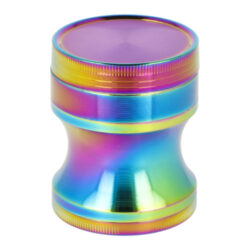 Drtič tabáku kovový Super Heroes Rainbow Tower, 50mm - Kovový drtič tabáku Super Heroes Rainbow Tower. Čtyřdílná drtička se závitem, sítkem a zásobníkem na tabák je vyrobena z hliníku CNC technologií. Atraktivní drtič ve tvaru věže je v duhovém lesklém provedení s jemným drážkovaným povrchem. Jednotlivé díly drtičky na tabák jsou pevně spojené na závit, víčko je na magnet. Broušené ostří nožů ve tvaru diamantu velmi jemně nadrtí vaši směs do požadované hrubosti. Drtič na tabák je dodávaný v kartonové krabičce.

Průměr drtiče: 51 mm
Výška drtiče: 62 mm
