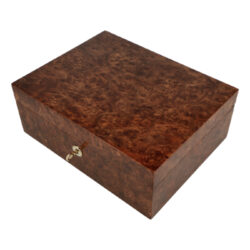 Humidor na doutníky Jemar Root, 25D, 26x20x10cm - Stoln humidor na doutnky Jemar Root se zmkem a kapacitou cca 25 doutnk (v zvislosti na velikosti). Luxusn a kvalitn zpracovan humidor ve tmav hnd barv s vraznou kresbou m pololeskle lakovan a letn povrch. Italsk humidory Jemar jsou precizn run vyrbn z kvalitnch materil. Vnitek humidoru je vyloen vbrovm libanonskm cedrem, kter prospv skladovn doutnk. Prostor pro doutnky lze rozdlit dle poteby piloenou pepkou z cedru. Humidor je dodvan s polymerovm zvlhovaem a digitlnm vlhkomrem, kter se pipevn uvnit humidoru pomoc piloench magnet s oboustrannou lepc pskou. Pohodln zavrn vka a uzamen zajiuj kvalitn celokovov panty a zmek z nerezov oceli. Skvlou pevnost humidoru zajiuj celodevn rohy spojen devnm klnem. Na spodn stran humidoru najdeme plstn podloky, kter zabrauj pokozen povrchu, na kterm je humidor umstn. Humidor je dodvan v kartonov krabici.

Obsah balen: humidor, 1x pepka, 1x kl, 1x zvlhova a 1x digitln vlhkomr (vetn baterie) s montnmi magnety a lepc pskou

Celkov rozmry humidoru ( x H x V): 265 x 205 x 105 mm
Prostor pro doutnky ( x H x V): 225 x 163 x 60 mm
Rozmry vlhkomru ( x H x V): 88 x 13 x 57
Rozmry zvlhovae ( x H x V): 96 x 16 x 66 mm
Distributor: Fortis-DB, spol. s r.o.

Parametry digitlnho vlhkomru
Funkce: men vlhkosti rH v % (aktuln/max/min), men teploty ve C/F (aktuln/max/min)
Napjen: 1x knoflkov baterie LR 1130
Vlhkomr je na zadn stran vybaven vklopnm stojnkem, o kter ho lze opt.

Humidory jsou dodvny nezavlhen, proto Vm nabzme bezplatnou volitelnou slubu Zavlhen humidoru, kterou si vyberete v Souvisejcm zbo. Nov humidor je nutn ped prvnm uloenm doutnk zavlhit, upravit a ustlit jeho vlhkost na poadovanou hodnotu. Dobe zavlhen humidor uchov Vae doutnky ve skvl kondici.

a target=_blank href=..\www\prilohy\Nvod_k_pouit_humidoru.pdfNvod k pouit humidoru - PDF/a
