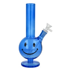 Skleněný bong Smily Blue, 26cm - Skleněný bong Smily Blue. Rovný transparentní bong v modré barvě je ukončený slabším hrdlem. Stabilitu bongu zajišťuje kruhová základna o tloušťce 9 mm. Oproti standardním bongům je tento bong vyrobený z tepelně odolného borosilikátového skla tloušťky 5 mm. Dvoudílný chillum bongu s difuzérem se šesti zářezy, který pomáhá zjemnit a ochladit kouř již na začátku, je ukončený samostatným kotlíkem s praktickým držátkem a menším otvorem (cca 4 mm).

Výška: 25,5 cm
Vnitřní průměr bongu: 2,8 cm
Vnější průměr bongu: 3,8 cm
Průměr hrdla: 3,8 cm
Socket (zábrus) chillumu/kotlíku: 18,8 mm / 14,5 mm
Max. délka chillumu (měřeno od dosedací kónické části): 12 cm 
Led: ne
Perkolace: ne
Turbo: ne
Sítko do bongu: 12 mm
Materiál: borosilikátové sklo
