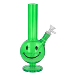 Skleněný bong Smily Green, 25cm - Skleněný bong Smily Green. Rovný transparentní bong v zelené barvě je ukončený slabším hrdlem. Stabilitu bongu zajišťuje kruhová základna o tloušťce 9 mm. Oproti standardním bongům je tento bong vyrobený z tepelně odolného borosilikátového skla tloušťky 5 mm. Dvoudílný chillum bongu s difuzérem se šesti zářezy, který pomáhá zjemnit a ochladit kouř již na začátku, je ukončený samostatným kotlíkem s praktickým držátkem a menším otvorem (cca 4 mm).

Výška: 25 cm
Vnitřní průměr bongu: 2,8 cm
Vnější průměr bongu: 3,8 cm
Průměr hrdla: 3,8 cm
Socket (zábrus) chillumu/kotlíku: 18,8 mm / 14,5 mm
Max. délka chillumu (měřeno od dosedací kónické části): 12 cm 
Led: ne
Perkolace: ne
Turbo: ne
Sítko do bongu: 12 mm
Materiál: borosilikátové sklo
