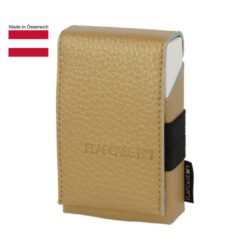 Pouzdro na cigarety Flapcase, Mellow - Koen pouzdro na cigarety s gumou na zapalova run vyroben v Rakousku. Praktick pouzdro Flapcase na celou krabiku cigaret klasick velikosti King Size (80 mm) je vyroben z kvalitn ke. Pololeskl povrch pouzdra ve zlatm odstnu m jemnou texturu. Vypadnut krabiky je zajitno zapnnm pouzdra na magnet. Po celm obvodu pouzdra je guma, za kterou meme vloit zapalova. Pouzdro je dodvan v drkov plastovm sku.

Vnitn prostor pouzdra pro krabiku ( x H x V): 55 x 22 x 91 mm
Celkov rozmry ( x H x V): 60 x 32 x 96 mm
Distributor: Fortis-DB, spol. s r.o.
