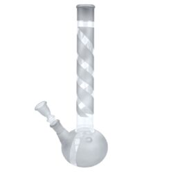 Skleněný bong Straight Smoked, 39cm - Sklenn bong Straight Smoked. Rovn bong ve tvaru laboratorn baky v kouovm odstnu s prvky v matnm proveden je ukonen stedn silnm hrdlem. Otvor pro turbo najdeme ve spodn sti bongu. Oproti standardnm bongm je tento prmiov bong vyroben z tepeln odolnho borosiliktovho skla tlouky 2,5 mm. Jednodln chillum bongu je ukonen nalisovanm kotlkem s otvorem cca 7 mm.

Vka: 39,5 cm
Vnitn prmr bongu: 3,5 cm
Vnj prmr bongu: 4 cm
Prmr hrdla: 4,4 cm
Socket (zbrus) chillumu: 18,8 mm
Max. dlka chillumu (meno od dosedac knick sti): 11 cm
Led: ne
Perkolace: ne
Turbo: ano
Prostor pro stko do bongu: 12 mm
Materil: borosiliktov sklo
Balen: kartonov krabice
Distributor: Fortis-DB, spol. s r.o.
