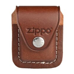 Kapsička Zippo na zapalovač, hnědá - Kožená kapsička na Zippo zapalovač. Pouzdro na Zippo zapalovač se zavíráním na patent je vybavené klipem, za které se pouzdro zavěsí za opasek, kalhoty nebo kapsu. Kožené pouzdro zdobené logem Zippo má hladký povrch v polomatném provedení a je dodáváno v originální krabičce. Celkové rozměry pouzdra: 7,4x5,9x3,3cm. Provedení: kůže/hnědé.
