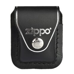 Kapsička Zippo na zapalovač, černá - Kožená kapsička na Zippo zapalovač. Pouzdro na Zippo zapalovač se zavíráním na patent je vybavené klipem, za které se pouzdro zavěsí za opasek, kalhoty nebo kapsu. Kožené pouzdro zdobené logem Zippo má hladký povrch v polomatném provedení a je dodáváno v originální krabičce. Celkové rozměry pouzdra: 7,4x5,9x3,3cm. Provedení: kůže/černé.