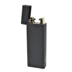USB zapalovač Hadson Allegro Arc, el. oblouk, černý - USB zapalovač s elektrickým zapalováním. USB zapalovač využívá k zapálení plazmový oblouk namísto tradičního plynu, který vznikne elektrickým výbojem. Plazmový zapalovač se zapálí otevřením horního krytu a zatřesením. V zapalovači je integrovaný MicroUSB port, kterým se USB zapalovač dobíjí. V balení je přiložen nabíjecí MicroUSB-USB kabel. Doba nabíjení USB zapalovače cca 60 minut. Výška zapalovače 7,5cm.