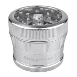 Drtič tabáku ALU Sharp Stone Chrome, 53mm - Značkový kovový drtič tabáku Sharp Stone. Kvalitní čtyřdílná drtička se závitem, sítkem a zásobníkem na tabák je vyrobena z kvalitního leteckého hliníku CNC technologií. Povrch je upraven eloxováním. Víčko drtičky s průhledovým okénkem je magneticky uzavíratelné. Diamantem broušené ostří nožů velmi jemně nadrtí vaší směs. Rozměry: průměr 53mm, výška 45mm. Drtič ja zabalen v látkovém sáčku.