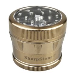 Drtič tabáku ALU Sharp Stone Gold, 53mm - Značkový kovový drtič tabáku Sharp Stone. Kvalitní čtyřdílná drtička se závitem, sítkem a zásobníkem na tabák je vyrobena z kvalitního leteckého hliníku CNC technologií. Povrch je upraven eloxováním. Víčko drtičky s průhledovým okénkem je magneticky uzavíratelné. Diamantem broušené ostří nožů velmi jemně nadrtí vaší směs. Rozměry: průměr 53mm, výška 45mm. Drtič ja zabalen v látkovém sáčku.
